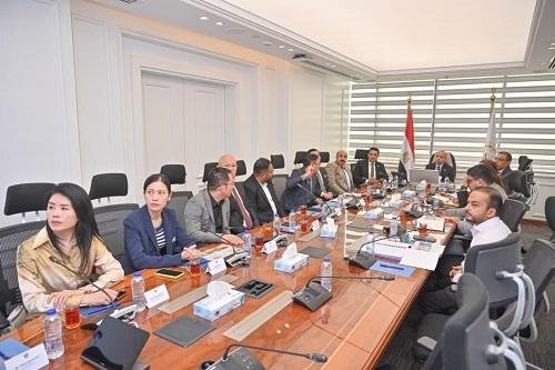 وزير الاستثمار يبحث مع قيادات...