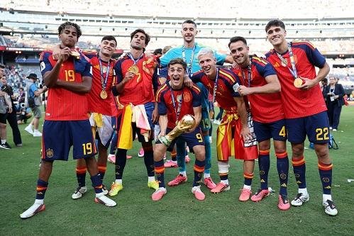 «أبطال العالم من برشلونة».. ال...