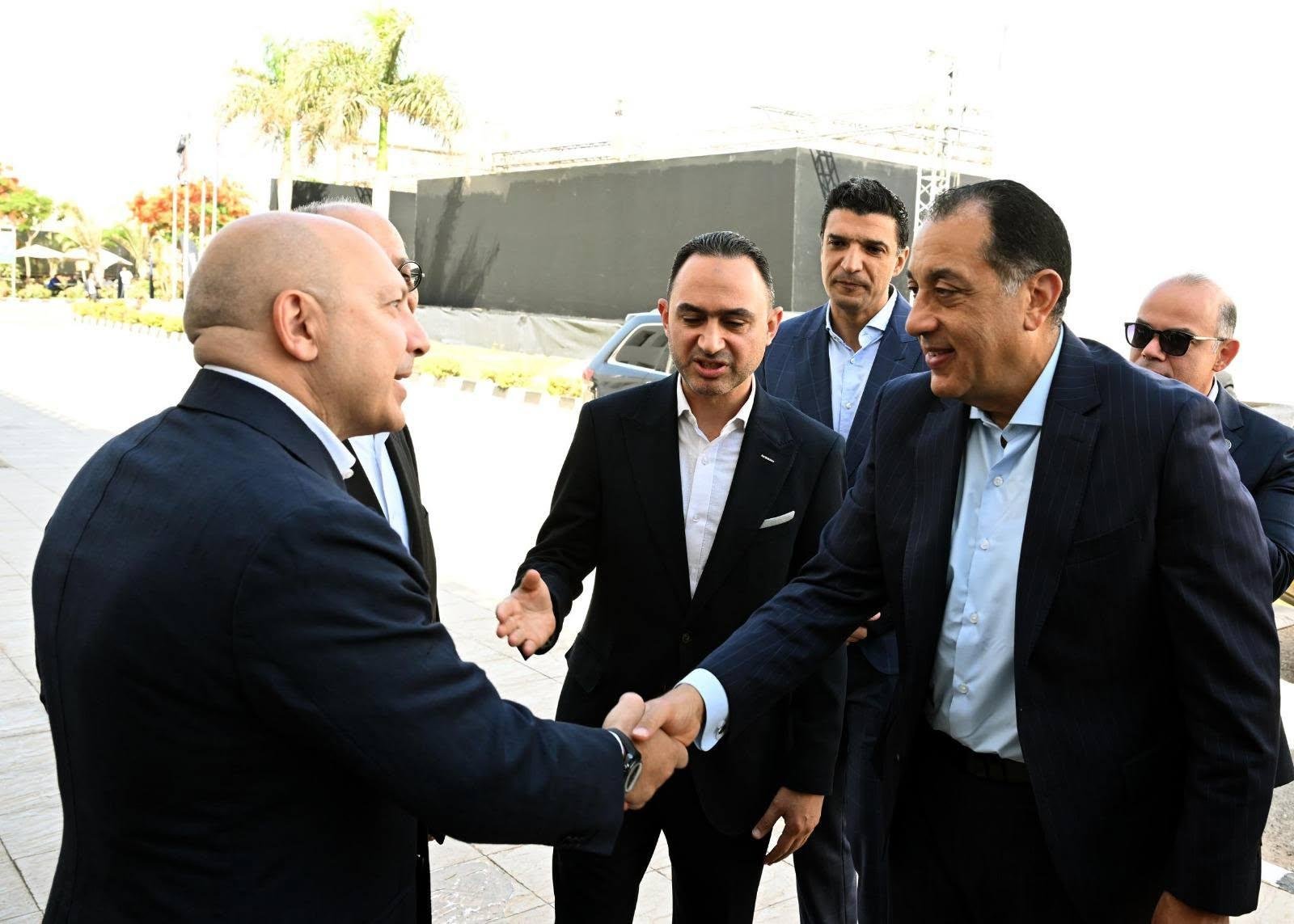 رئيس الوزراء يفتتح ويتفقد عددا...