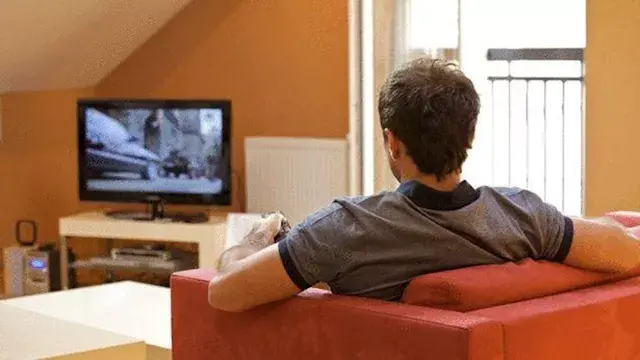 كيف يؤثر الإفراط في مشاهدة الت...