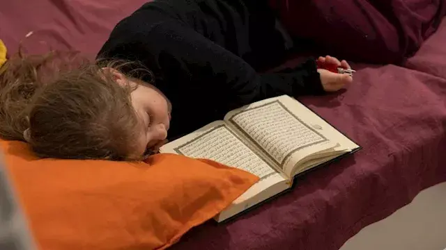 مشهد مؤثر.. طفلة جزائرية تقاوم...