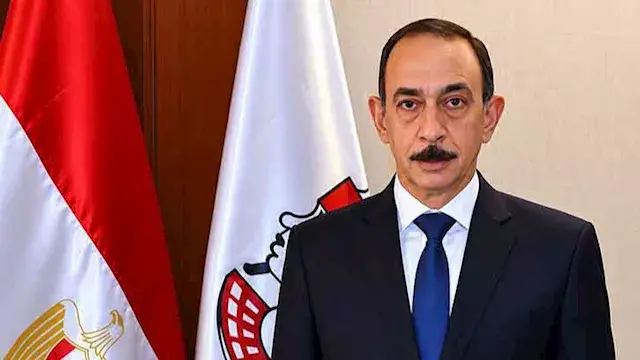 "بيتي اتهد وظروفي قاسية".. محافظ سوهاج يوقف موكبه للاستماع لشكوى سيدة