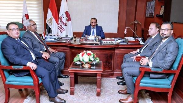 محافظ سوهاج يستقبل وكيل وزارة...