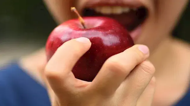 ما يحدث للجسم عند تناول التفاح...