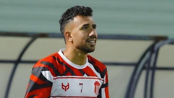 تريزيجيه يحسم موقفه من الاعتزا...