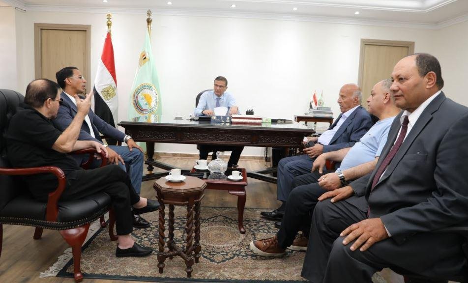 وزير الزراعة يلتقي منتجي الدوا...