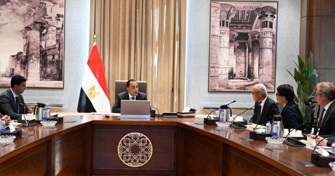 رئيس الوزراء: قطاعا السيارات و...