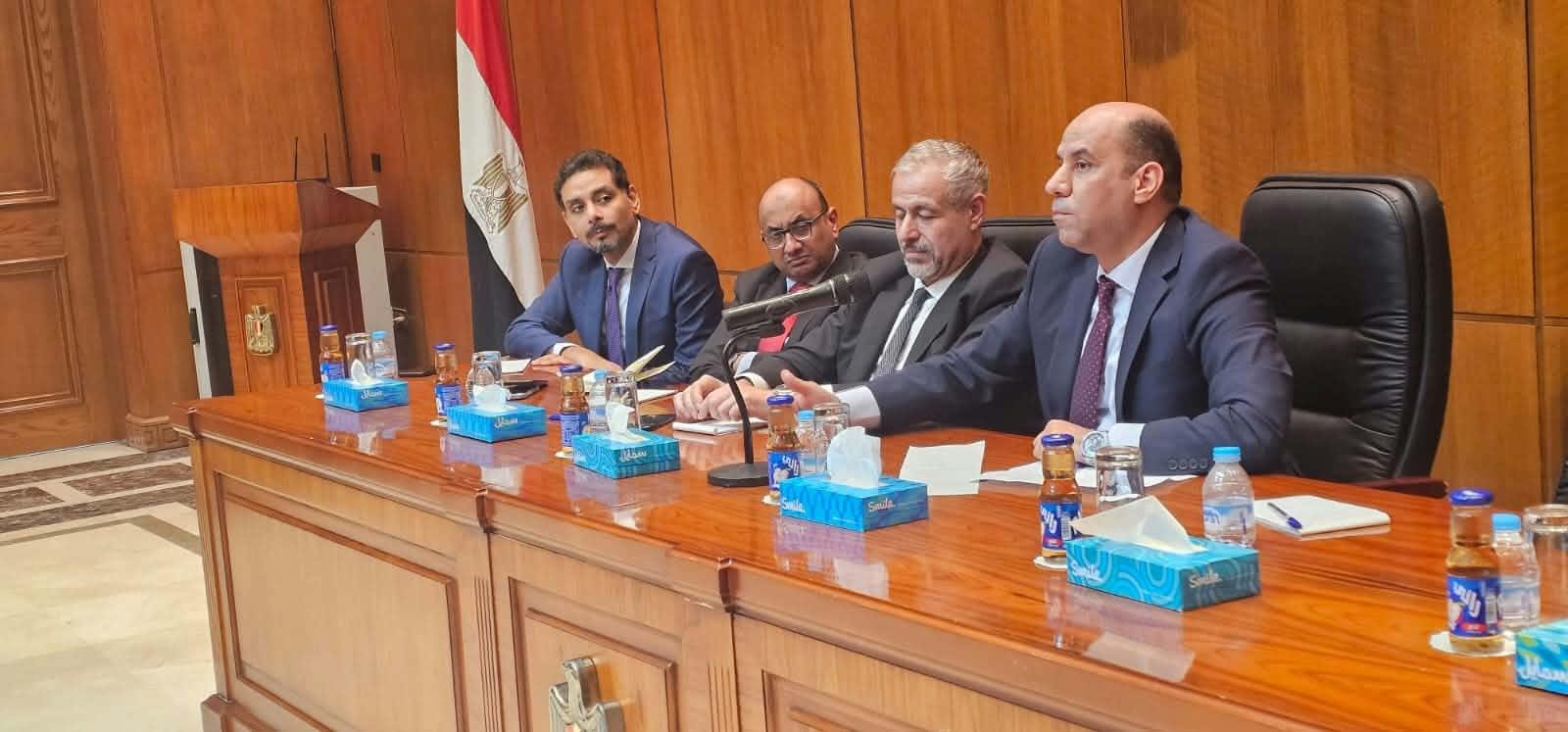 وزير العمل يلتقي الجالية المصر...