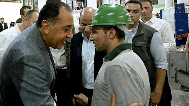 مدبولي يُجري حوارًا مع عامل: د...