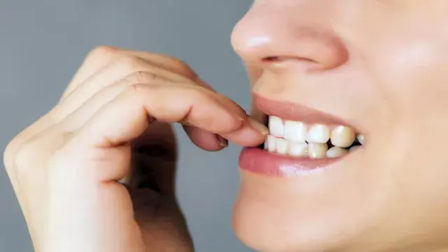 علامات في الأظافر قد تكشف نقص...