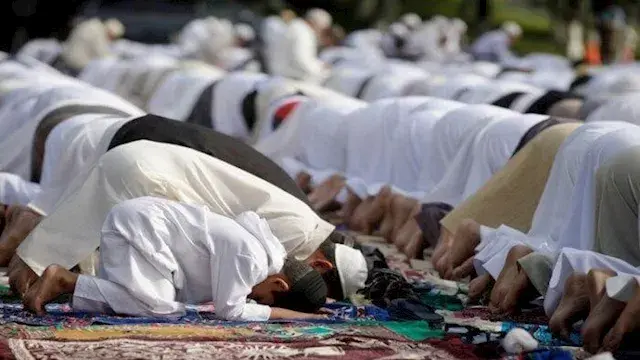 ما حكم الصلاة بملابس عليها دم؟...