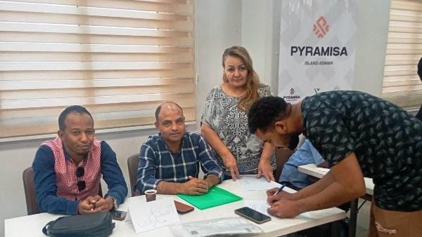 أسوان.. تسليم خطابات تشغيل بالقطاع الخاص لـ 64 شاباً