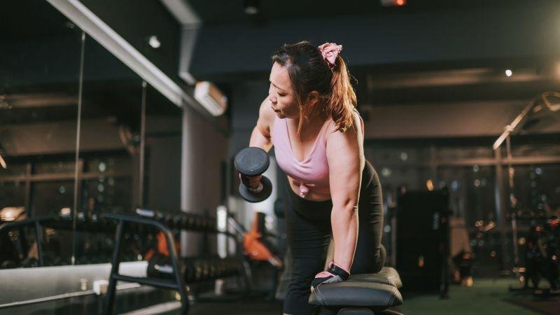 تمارين القوة مفيدة للنساء.. لكن هل الإفراط فيها صحي؟