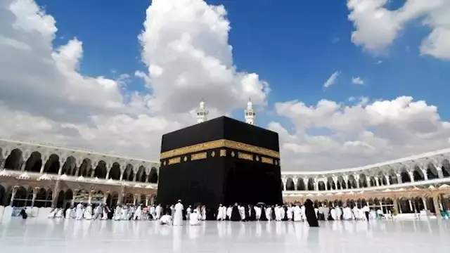 الإفتاء توضح ملابس الإحرام للرجل والمرأة.. صفتها الشرعية واللون المستحب
