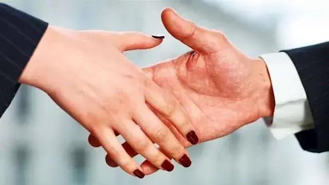 هل مصافحة المرأة تنقض الوضوء؟....
