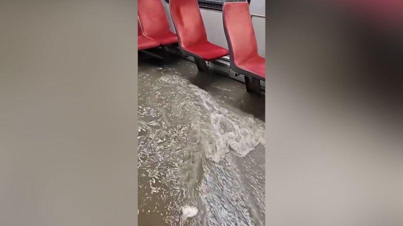 شاهد.. عاصفة عنيفة تغرق حافلة وتشل الحركة في تورونتو