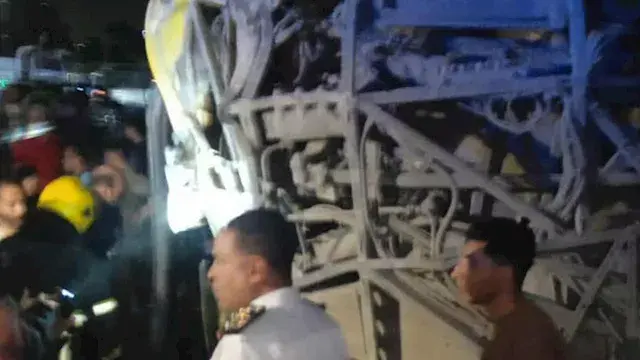 "الأتوبيس اتقلب من فوق الكوبري".. 16 مصابا في حادث مروع بالخليفة