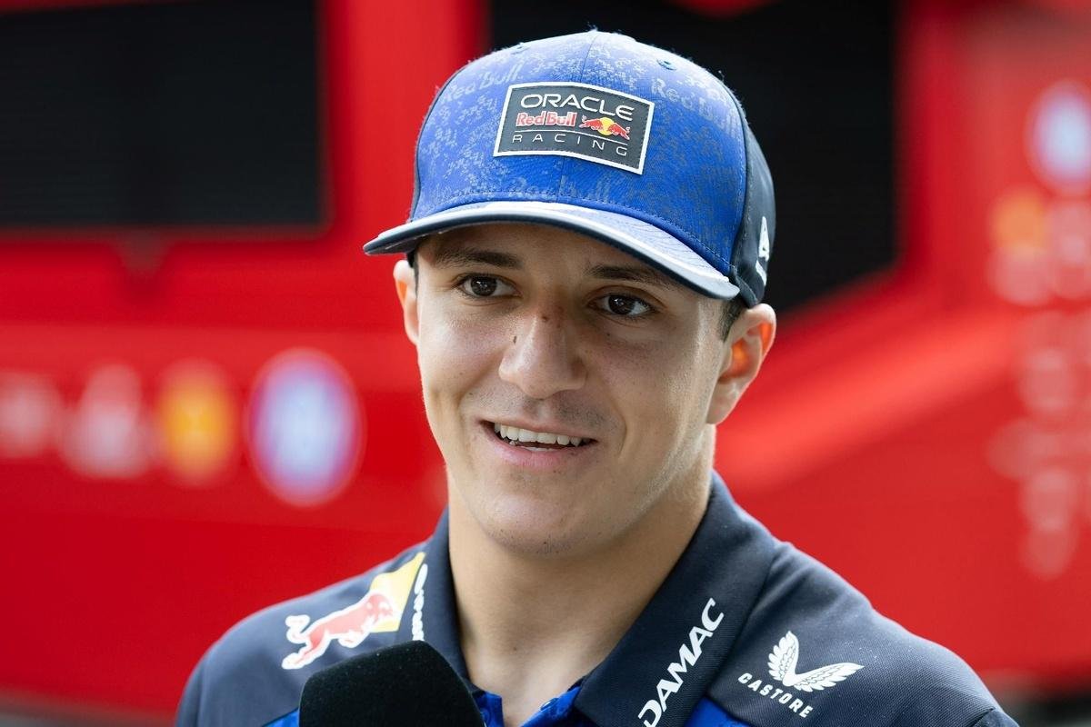 Isack Hadjar brings delayed Zandvoort helmet to Baku for F1 return