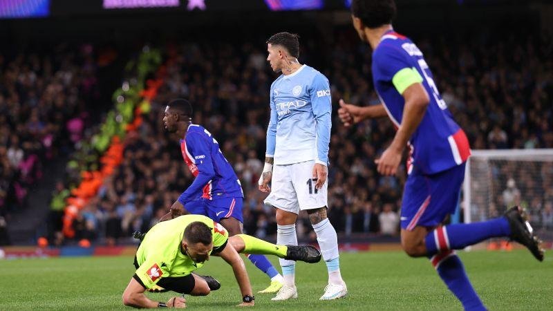 دفع الحكم وأسقطه أرضًا.. لاعب مانشستر سيتي يثير الجدل في مباراة باريس سان جيرمان