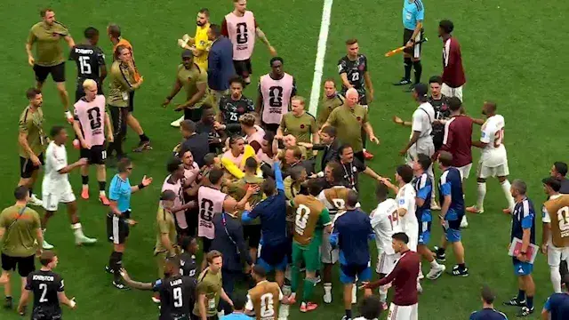 بالفيديو.. كواليس اشتباك لاعبي...