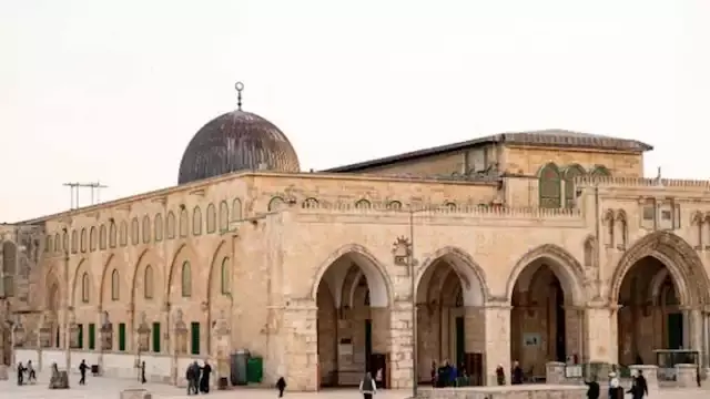 الاحتلال يغلق أبواب المسجد الأ...