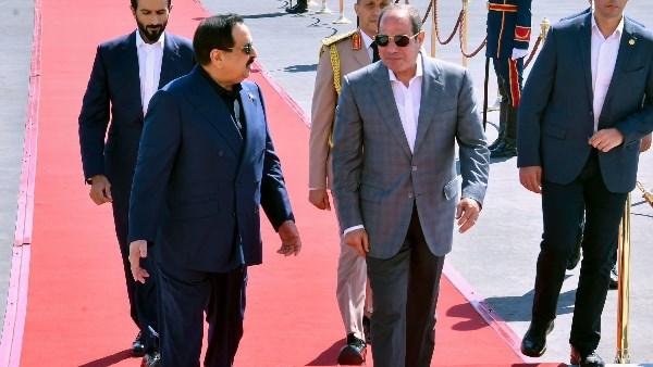 السيسي يودع ملك البحرين بمطار...