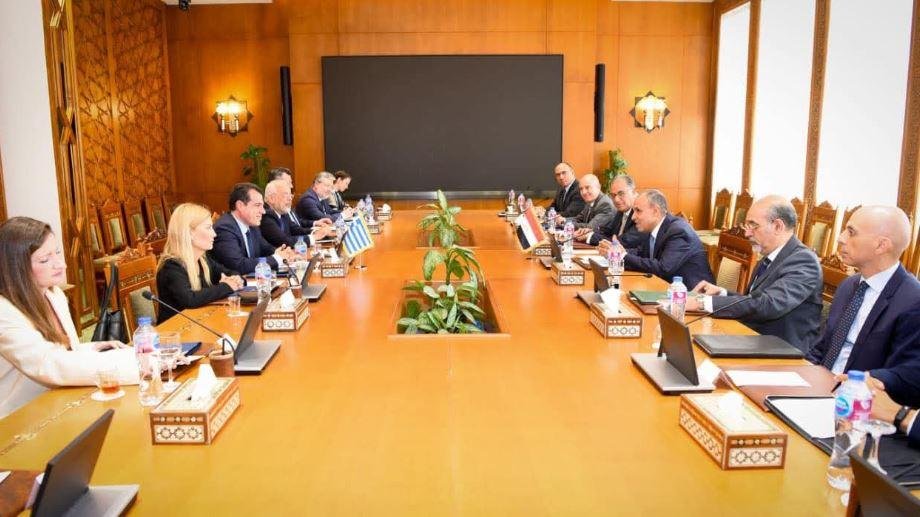 وزير الخارجية يلتقى مع وزير ال...