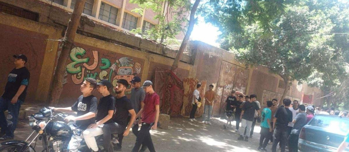 أولياء الأمور أمام اللجان لدعم طلاب الثانوية العامة بامتحانات الأحياء والإحصاء والرياضيات التطبيقية بعين شمس