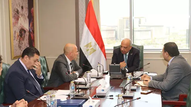 وزير الكهرباء يبحث إنشاء مركز...