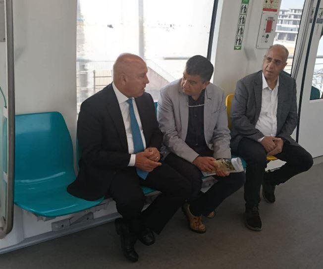 وزير النقل يستقل قطار المونوري...