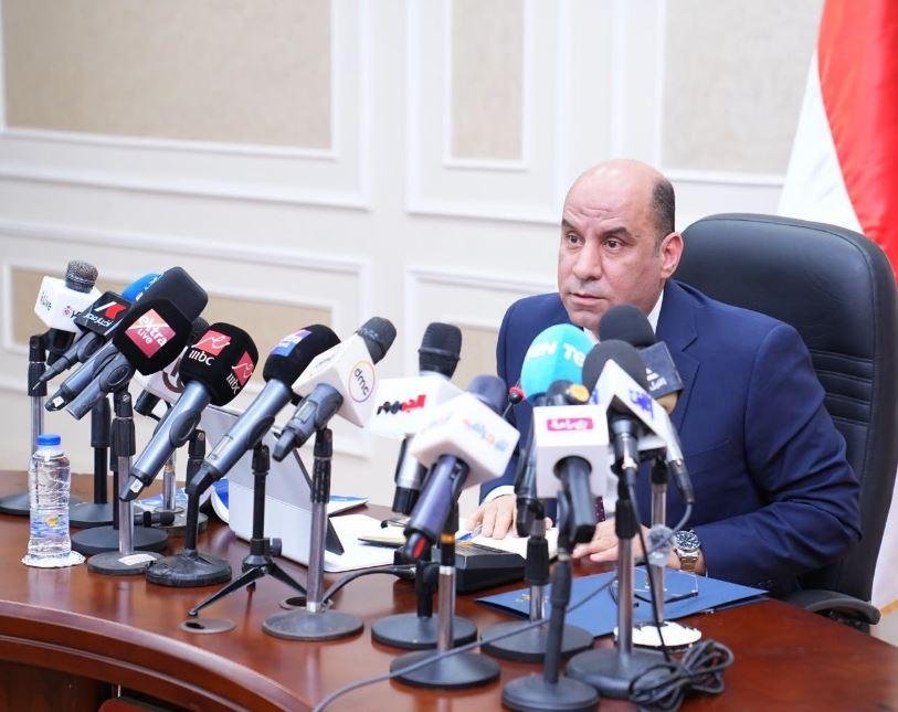 وزير العمل يعلن نص القواعد الع...