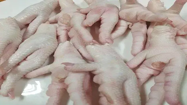لماذا لا يجب تناول هذه الأجزاء من الدجاج؟