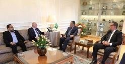 نبيل فهمي خلال استقباله وزير ا...