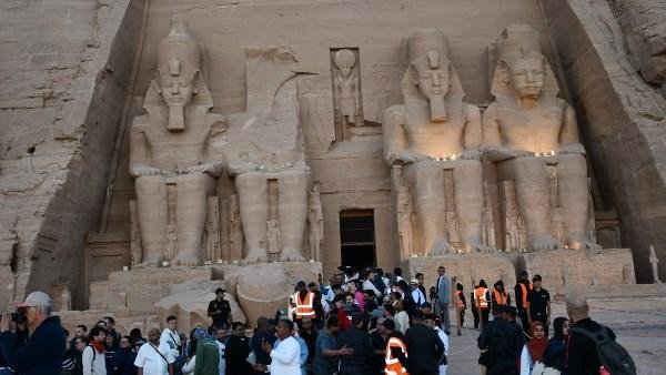 محافظ أسوان:7 آلاف سائح أجنبي يشهدون تعامد الشمس على وجه رمسيس الثاني بأبو سمبل