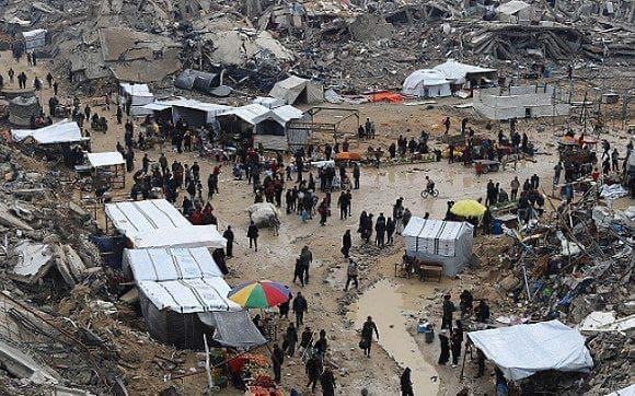 كارثة بغزة.. البحر يتجرع مياه الصرف والشوارع متخمة بالقمامة