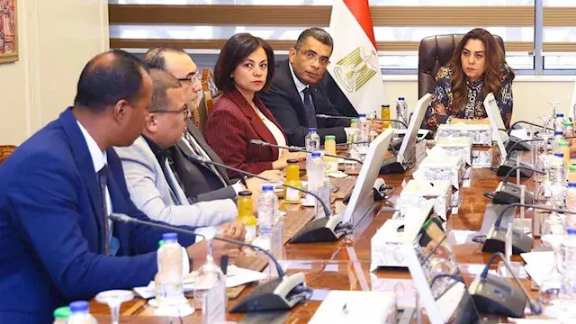 منال عوض تبحث مع محافظ البحر ا...