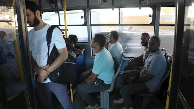 25 صورة.. توافد الركاب على محط...