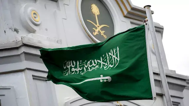 السعودية تنفي مزاعم استهداف قا...