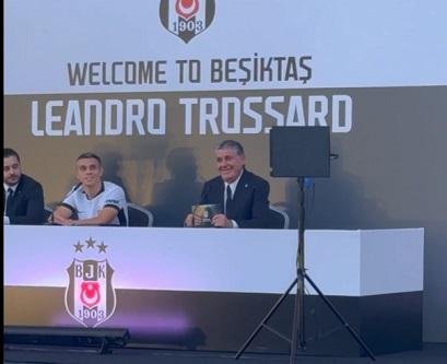 محمد صلاح يتسبب في توقف مراسم...