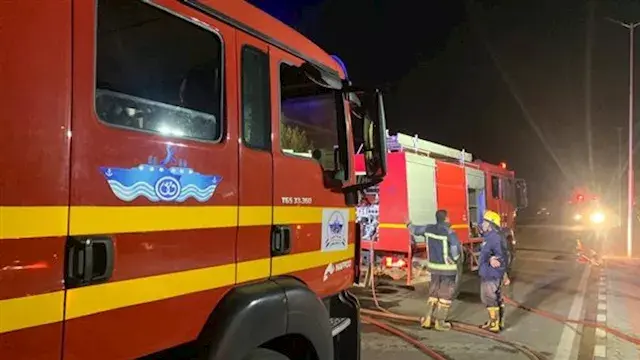 إخماد حريق اندلع داخل مخزن بأك...
