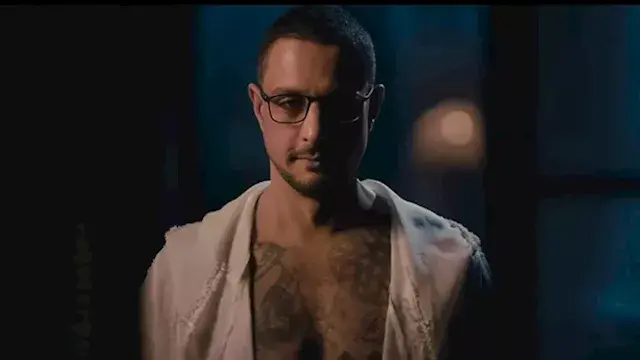 أحمد الفيشاوي يستعرض عضلاته وج...
