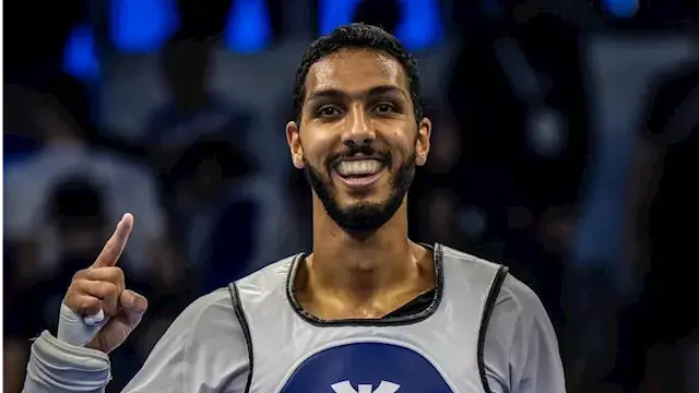 وزير الرياضة يهنئ البطل سيف عي...