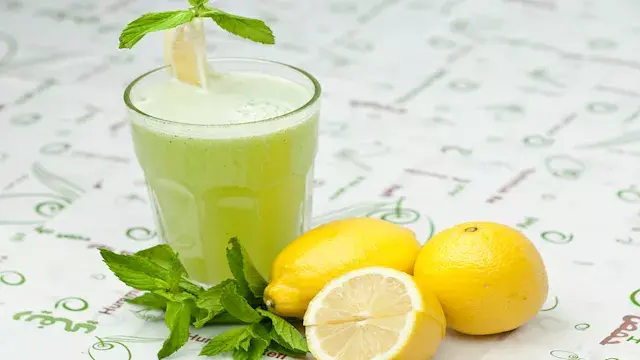 كيف يؤثر تناول عصير الليمون عل...