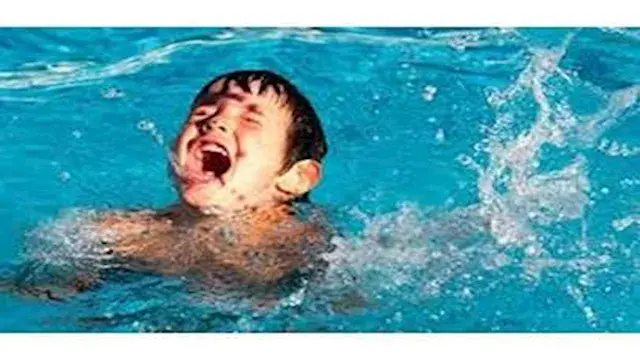 طفلك شرب مياه البحر؟.. الإسعاف...