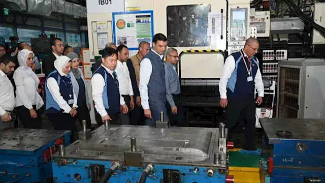 وزير الصناعة يتفقد مجمع مصانع...