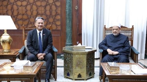 شيخ الأزهر يقدم 170 منحة دراسية لأبناء المسلمين في تايلاند