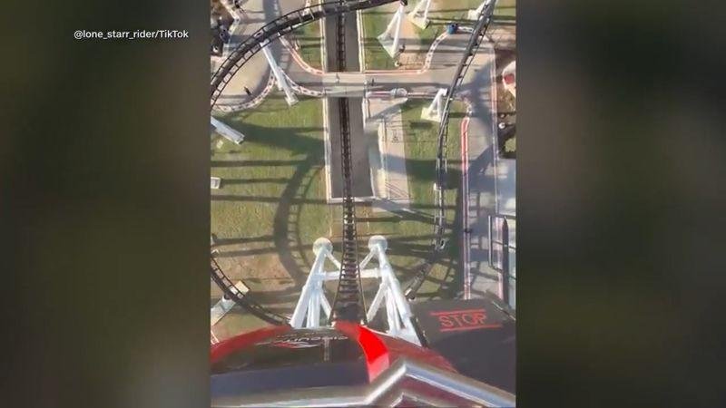 شاهد.. تعطل أفعوانية يترك ركابها عالقين في الهواء على ارتفاع أكثر من 30 متراً