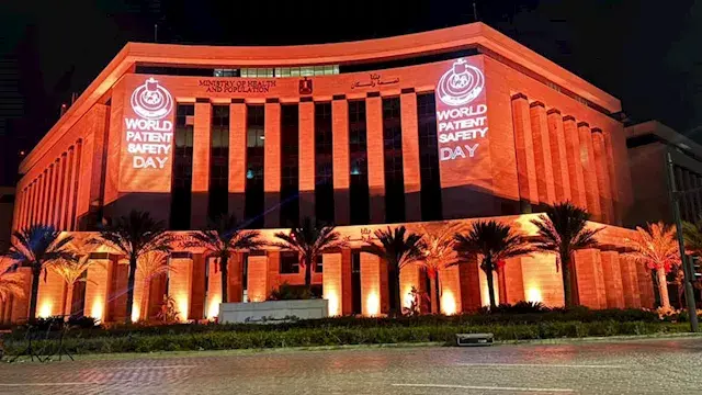 إضاءة مبنى وزارة الصحة باللون...