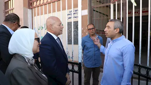 صور.. تفتيش مشدد لمنع الغش في...
