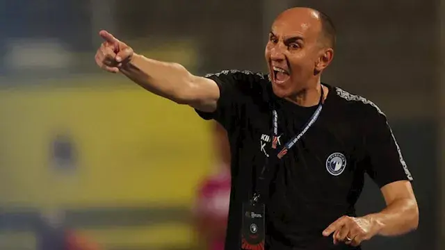 من المدرجات..  انفعال جنوني من يورشيتش مدرب بيراميدز بعد هدف سيراميكا